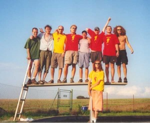 Zakládající parta na soustředění v roce 2002. Zleva: Karel Ringelhán, Jára Fidrmuc, Petín, Standa Vacek (Žabička), David Straka, Radek Ulman (Raduz), Úd, Vrána; dole: Michal Urban (Dodo)